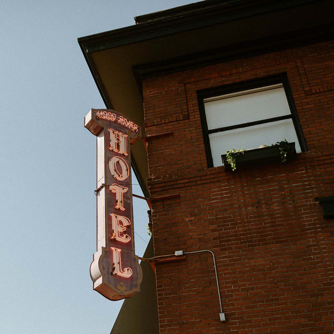 Hood River hotel signage